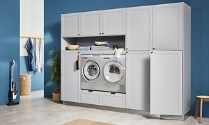 Lysegråt EPOQ Shaker vaskerum i en åben bryggersløsning med vaskemaskine og tørretumbler