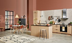 Beige EPOQ Shaker-køkken i træ, i åben køkkenløsning med spisebord, køkkenø og emhætte