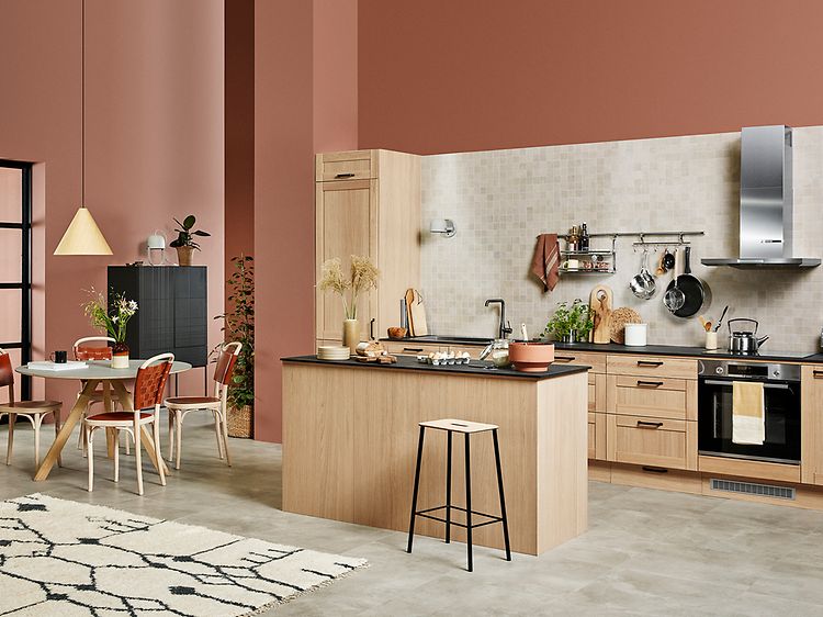 Beige EPOQ Shaker-køkken i træ, i åben køkkenløsning med spisebord, køkkenø og emhætte
