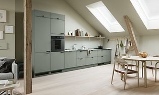 Sage EPOQ Trend køkken i et åbent køkkenløsning med integreret ovn og bordplade i lys marmor