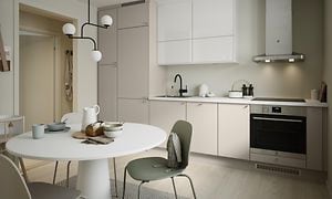 Hvidt og lyst beige EPOQ Trend-køkken i en åben køkkenløsning med spisebord, emhætte og integreret ovn