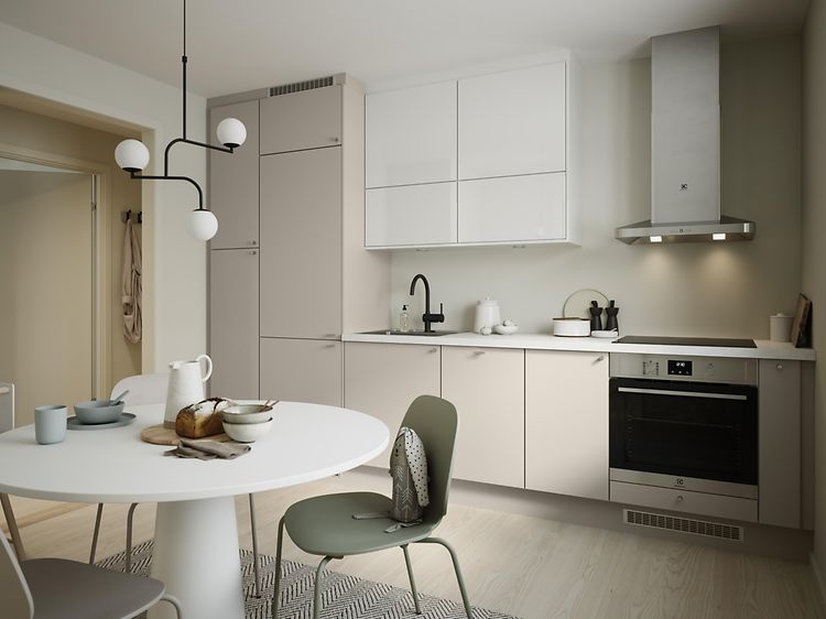 Hvidt og lyst beige EPOQ Trend-køkken i en åben køkkenløsning med spisebord, emhætte og integreret ovn