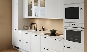 Klassisk hvidt EPOQ Trend-køkken med integreret ovn og bordplade i lys marmor, integreret komfur og vask