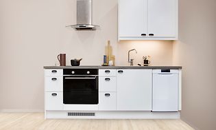 Hvidt EPOQ Viva køkken i en åbent køkkenløsning med en integreret ovn og en emhætte