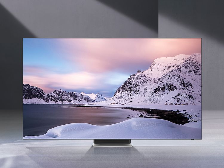 Samsung-TV-QN900A- Et bjerg og en sø