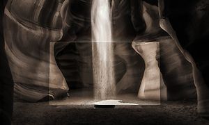 Samsung-TV-QN900A- TV i en grotte