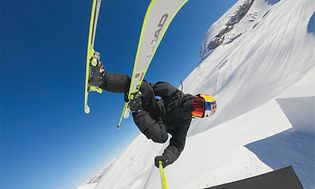 En skiløber, der filmer sig selv under et hop
