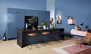 Blue EPOQ Trend køkken i en åben køkkenløsning med integreret ovn, kaffemaskine og køkkenø