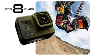 GoPro Hero 8 Black foran en motocross-kører, der udfører et hop spring