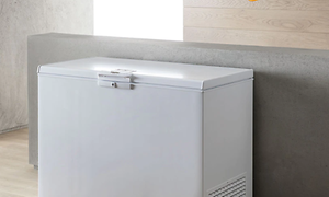 En kummefryser fra Whirlpool i en stue