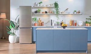 Samsung køle-fryseskab i et blåt køkken