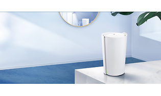 TP-Link - White Deco X90 på et hvidt bord i et blåt rum