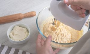 En person pisker med en håndmixer