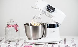 Hvid køkkenmaskine og en glaskrukke