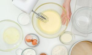 Røreskål, håndmixer og æg