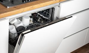 Integreret opvaskemaskine i hvidt køkken