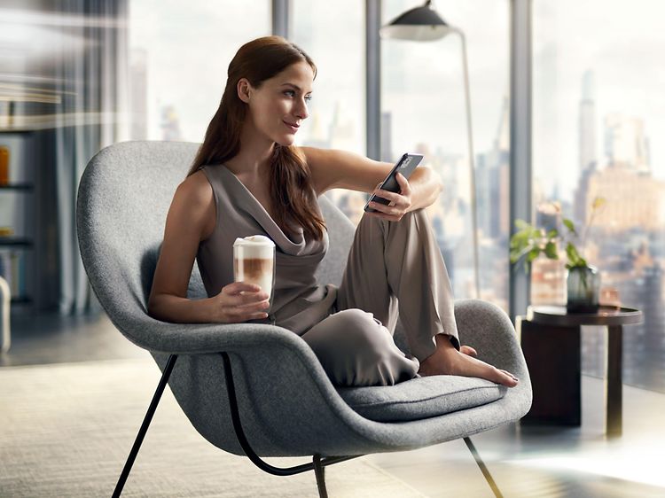 Kvinde nyder en kop kaffe fra Siemens Espresso maskine