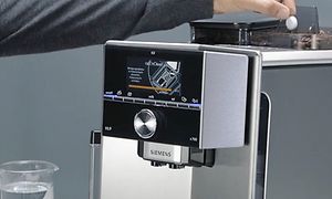Person putter en rensetablet i Siemens Espresso maskine