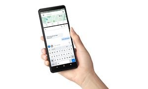 Android-telefon i hånden på person