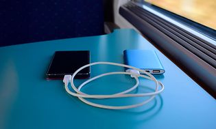 Powerbank oplader en mobil ombord på et tog