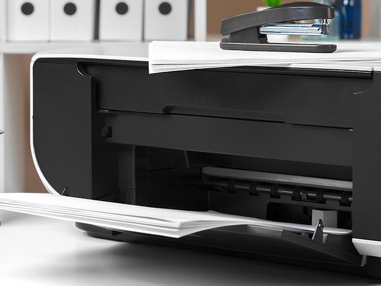 Printer på et bord med blyanter