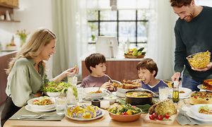 En familie spiser middag