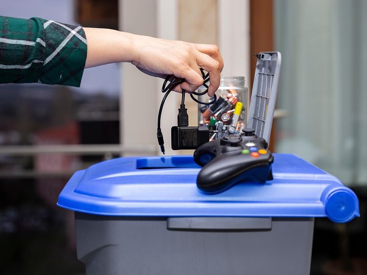 Bæredygtighed - Genbrug - En hånd, der smider noget gammelt elektronik ud