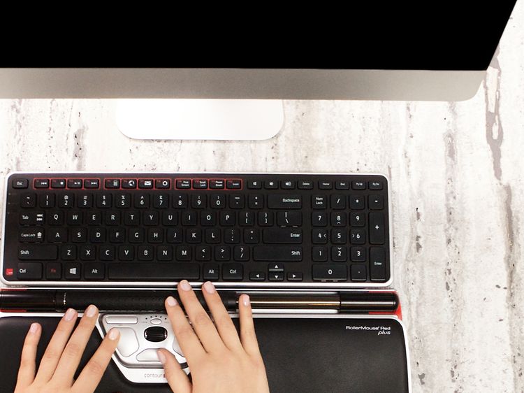 Person bruger Contour Roller mouse og keyboard