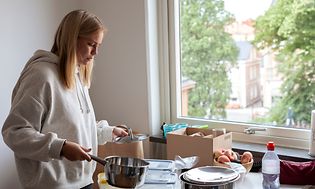 Kvinde i køkken
