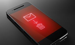 En iPhone med et slette-e-mail-symbol