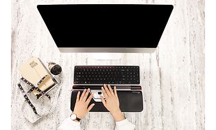 Person der benytter et Contour tastatur og RollerMouse Red