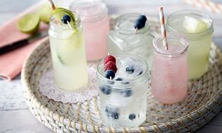 Glas med isterninger og bær