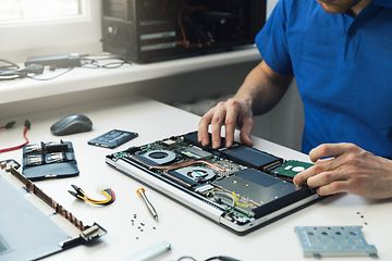 Computing - en mand, der erstatter en SSD på en bærbar computer