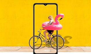 Galaxy A32 5G og en billedsimulering af kvinde på cykel med badedyr