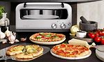 Forskellige typer pizza på bord og en Sage pizzaovn i baggrunden