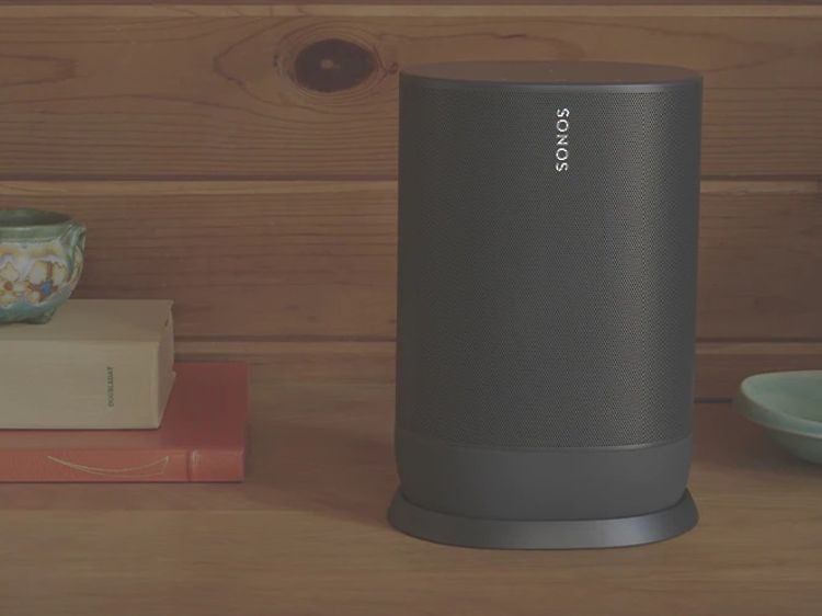Sonos move på en hylde med bøger og en lampe