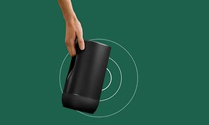 Hånd bærer Sonos Move