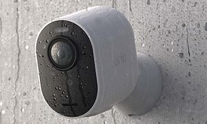 Arlo-Ultra kamera på en væg