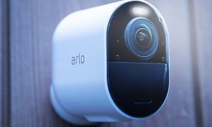 Arlo-Ultra kamera på en væg i mørke