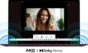 En Galaxy Book2 Pro 360 med en kvinde på skærmen under et videoopkald