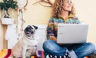 Kvinde med hund arbejder på Acer Chromebook