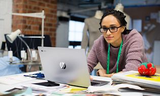 Kvindelig modedesigner arbejder på HP Chromebook
