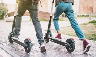 Wearables - to personer på el-scooter set bagfra