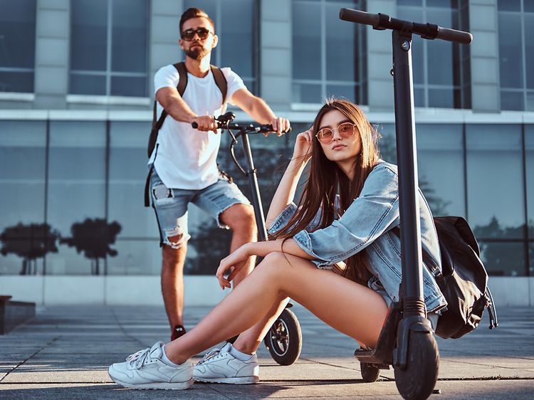 Wearables - pige sidder på en el-scooter