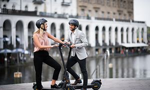 Ninebot MAX G30D - to personer snakker i hamburg