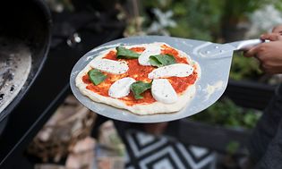 Pizza mozzarella og tomatsauce 