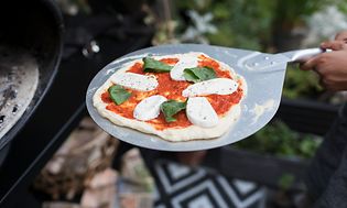 Pizza mozzarella og tomatsauce