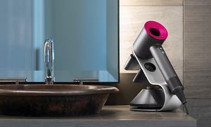 Dyson Supersonic hårtørrer ved siden af en badeværelsesvask