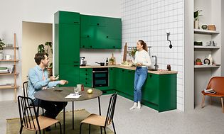 Epoq-køkken fra serien Trend i farven Green Envy og med Horn-bordplade 