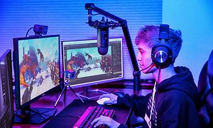 Gamer med fuldt streaming-setup